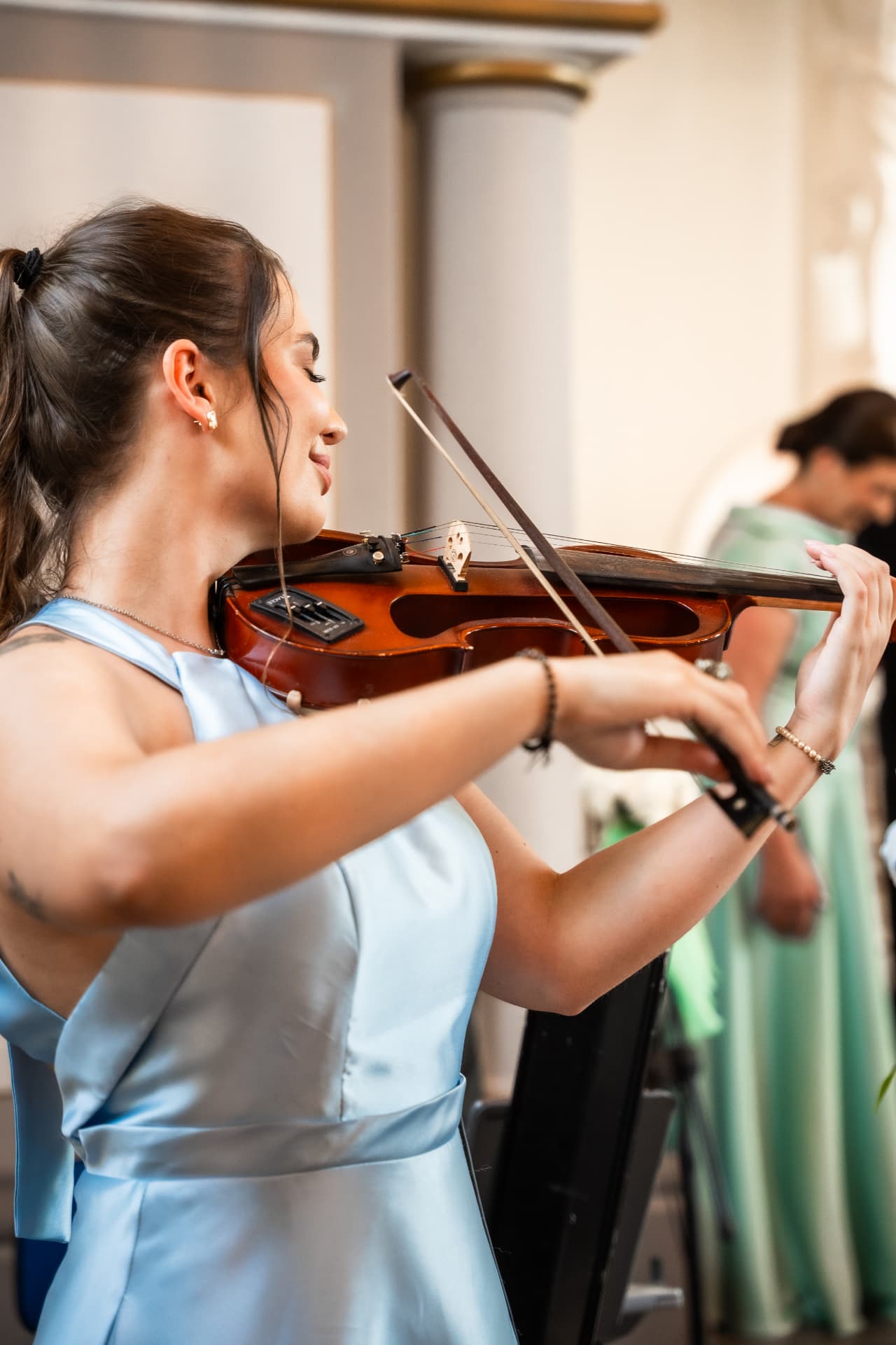 Julia Jorge tocando violino durante uma cerimônia